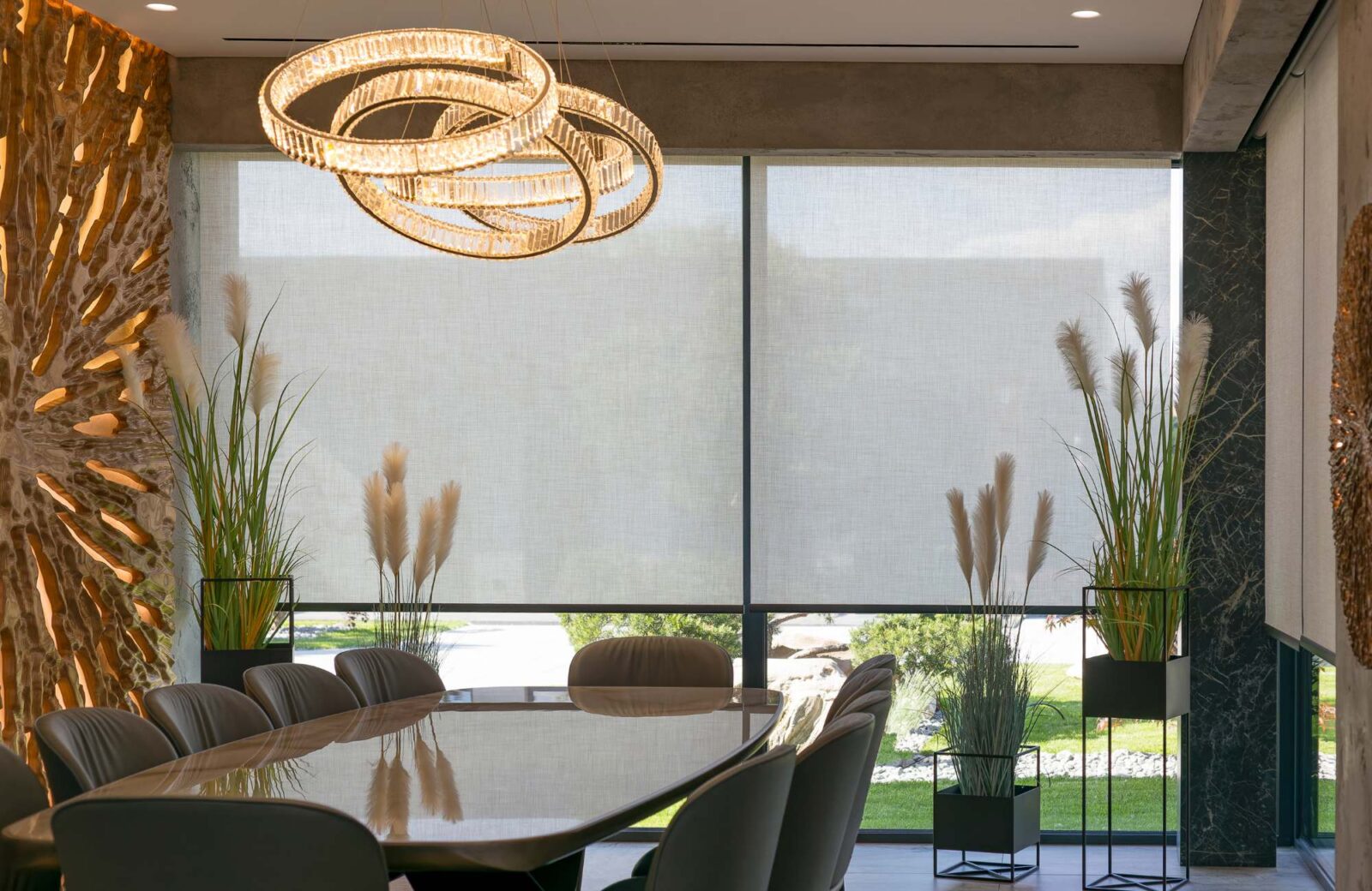 pamela-sandall-design-los-angeles-ca-window-treatments-contemporary-dining-room-design-with-stunning-lighting