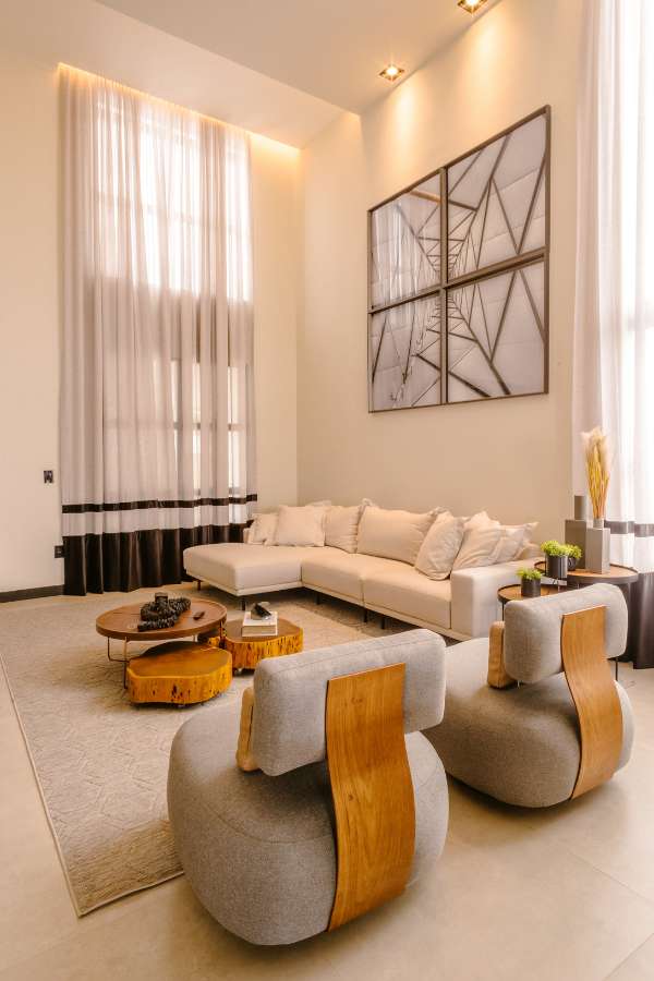 pamela-sandall-design-los-angeles-ca-window-treatments-dramatic-drapes-in-modern-living-room-design